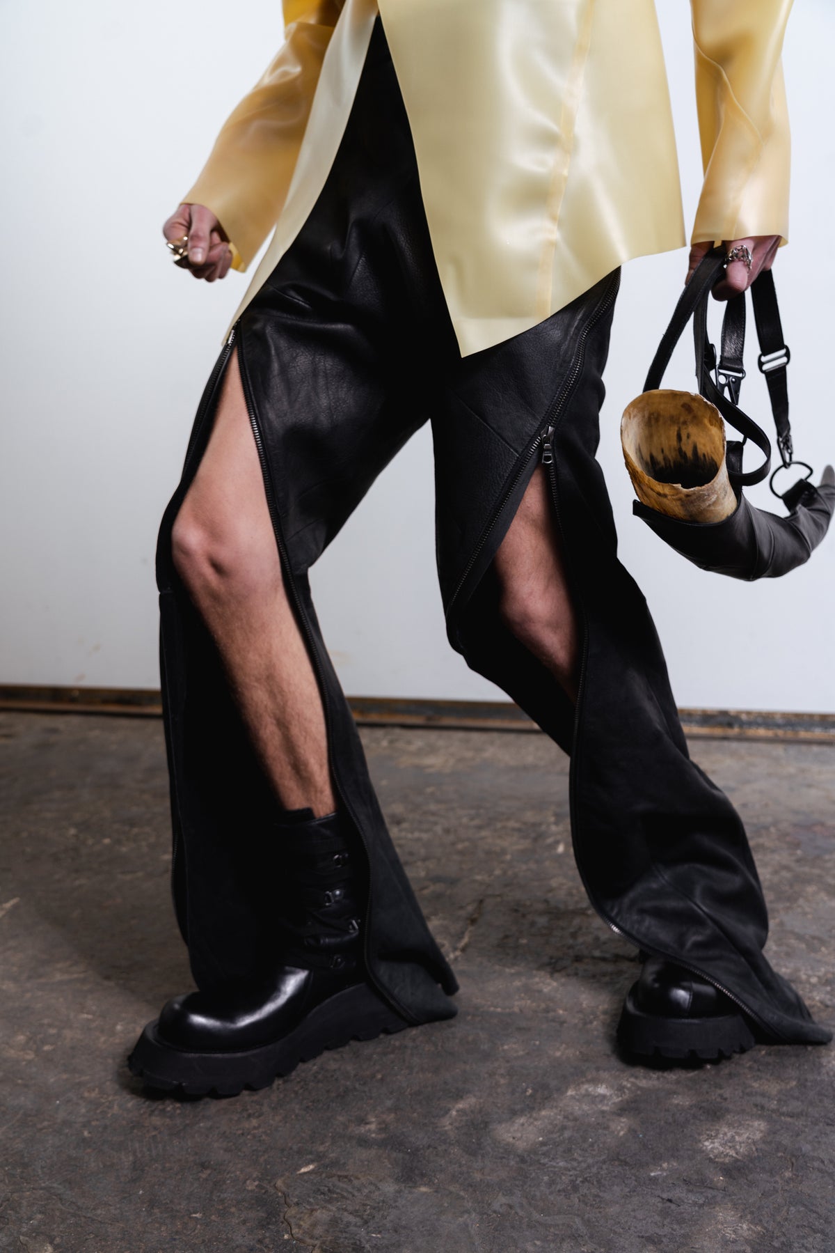 DISTORTION CURVED ZIPPED PANTS