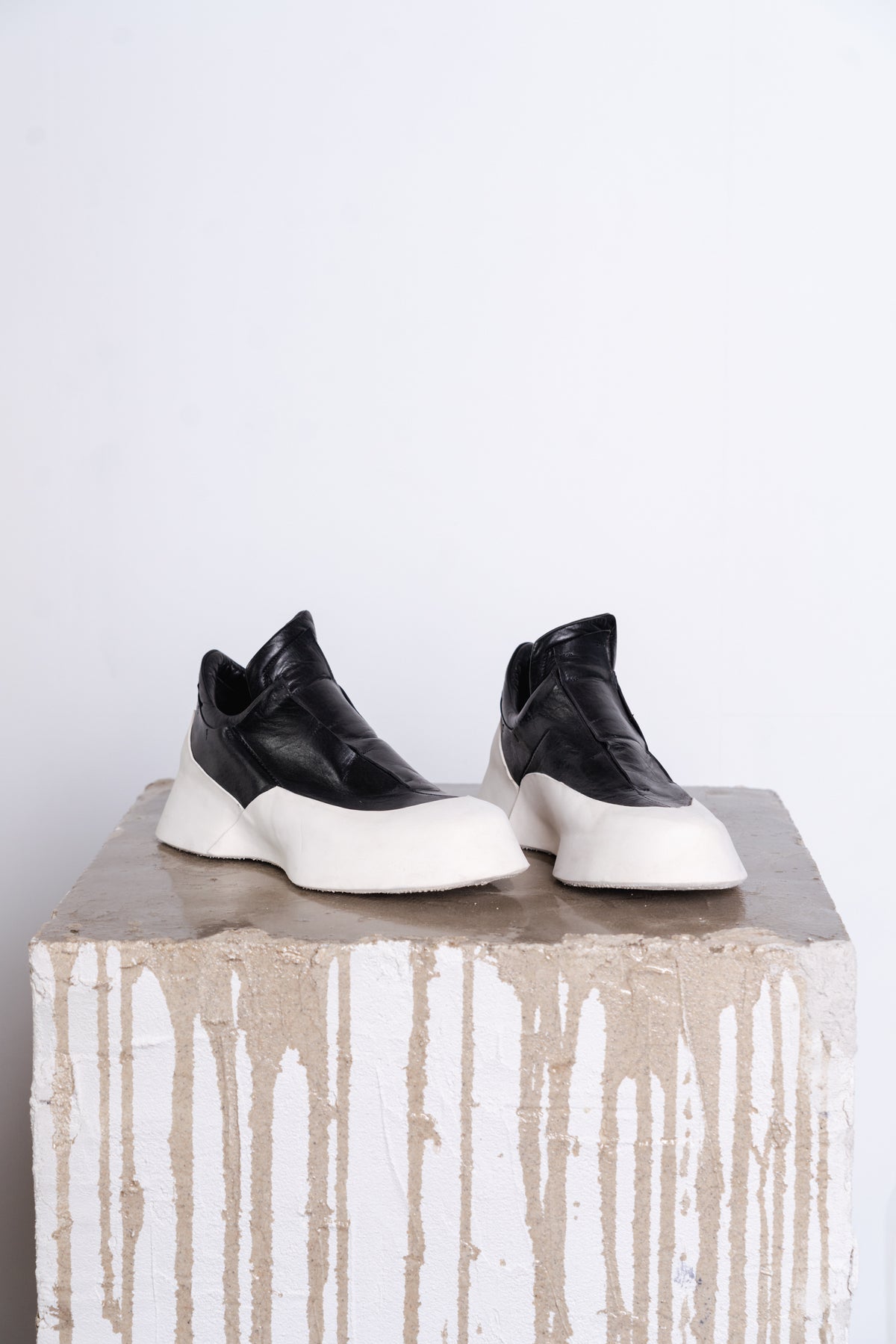 DISTORTION FEATHERWEIGHT LOW TOP SNEAKER
