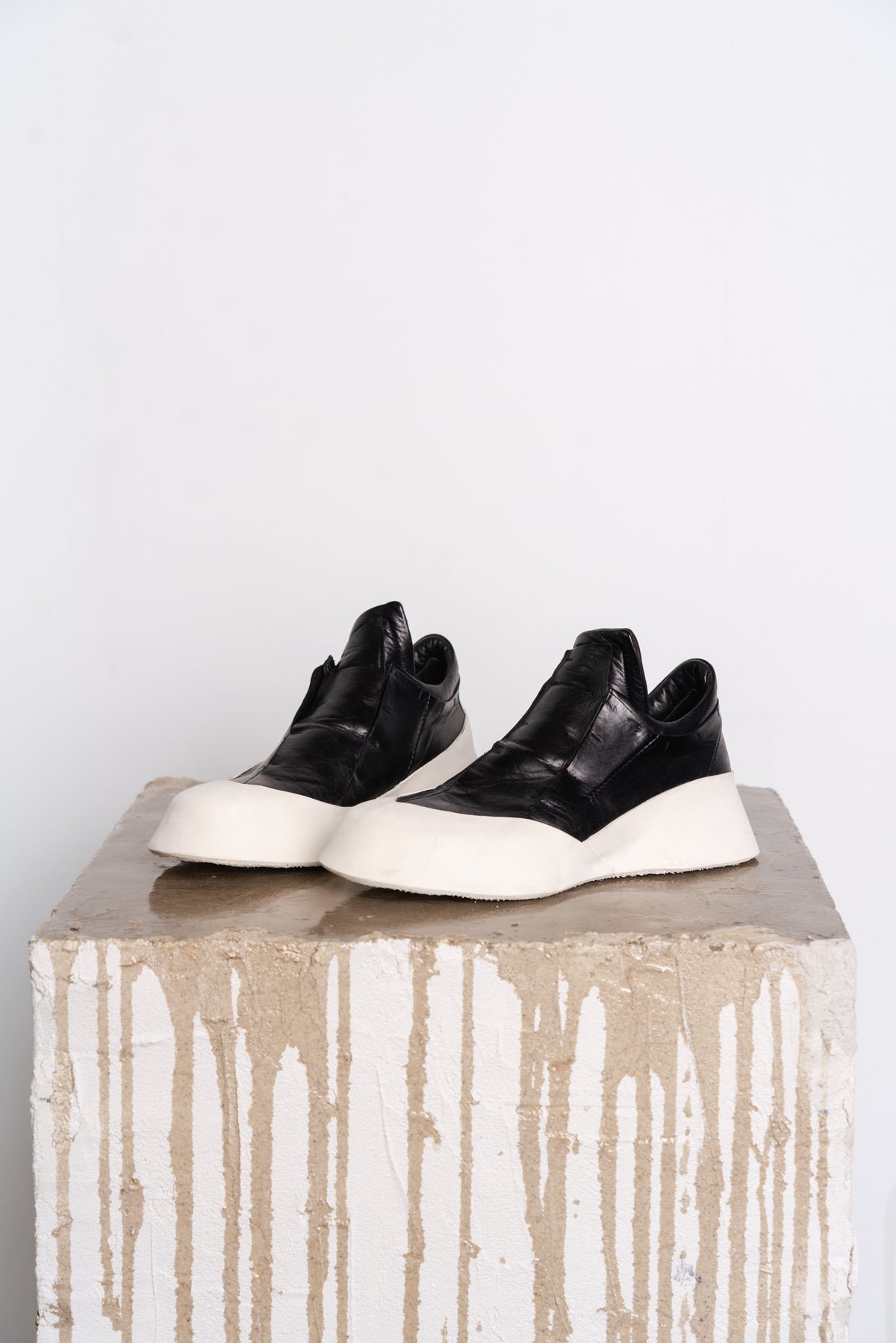 DISTORTION FEATHERWEIGHT LOW TOP SNEAKER
