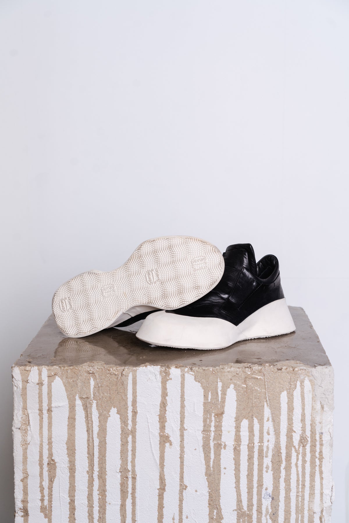 DISTORTION FEATHERWEIGHT LOW TOP SNEAKER