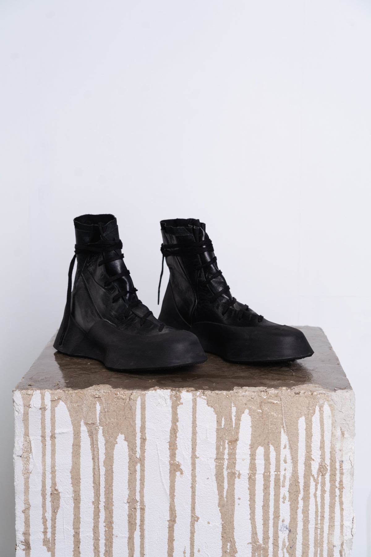 DISTORTION FEATHERWEIGHT HIGH TOP SNEAKER
