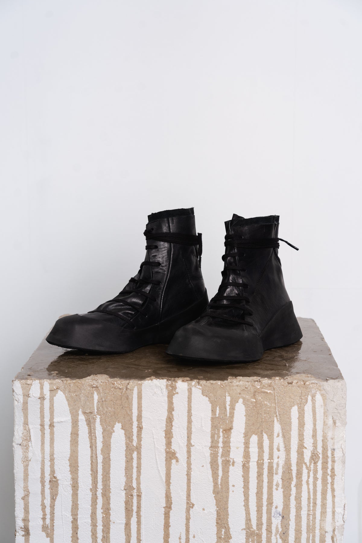 DISTORTION FEATHERWEIGHT HIGH TOP SNEAKER