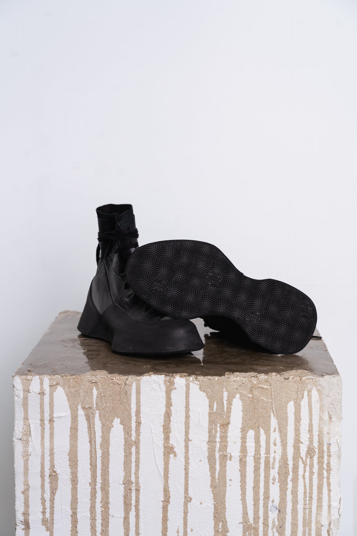 DISTORTION FEATHERWEIGHT HIGH TOP SNEAKER
