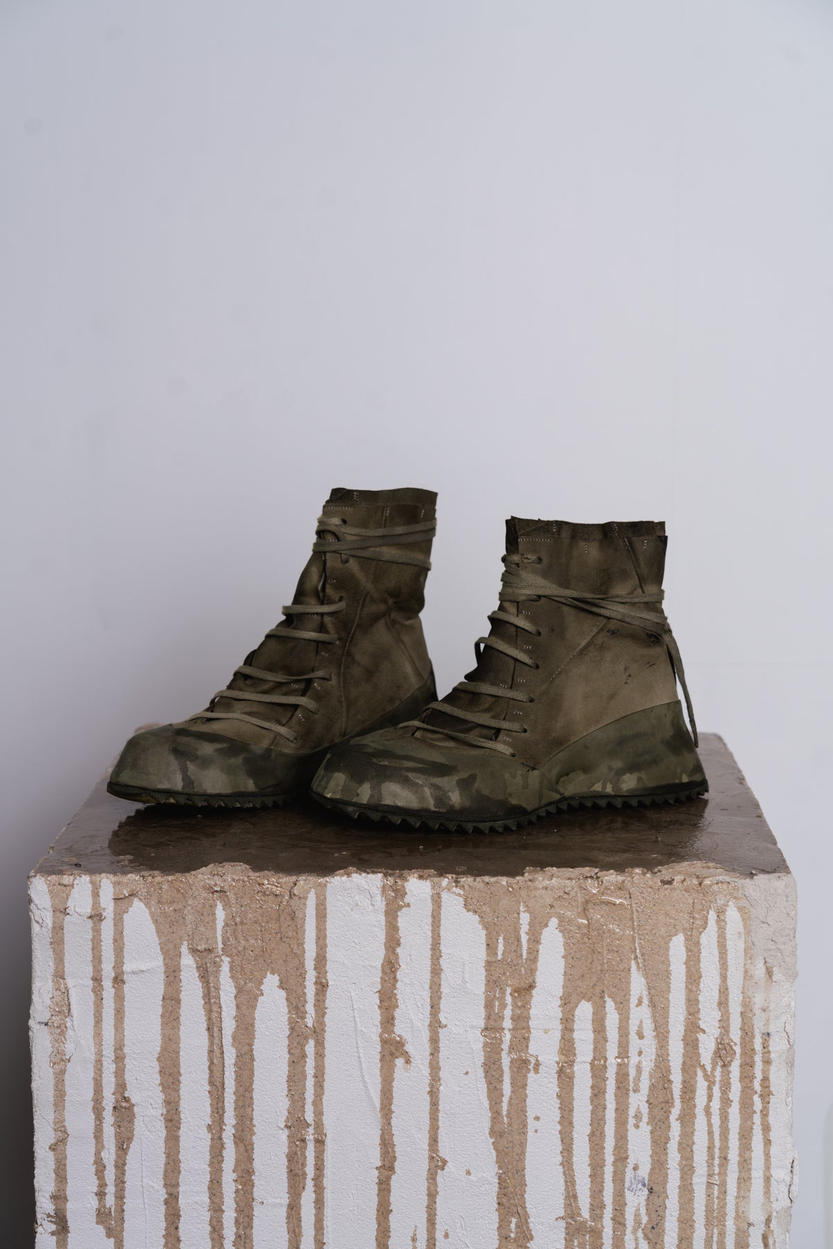 DISTORTION FEATHERWEIGHT HIGH TOP SNEAKER SHARK TOOTH