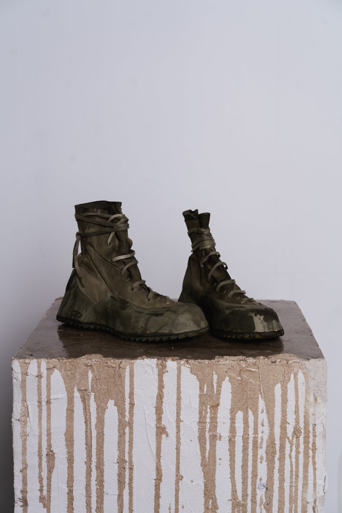DISTORTION FEATHERWEIGHT HIGH TOP SNEAKER SHARK TOOTH