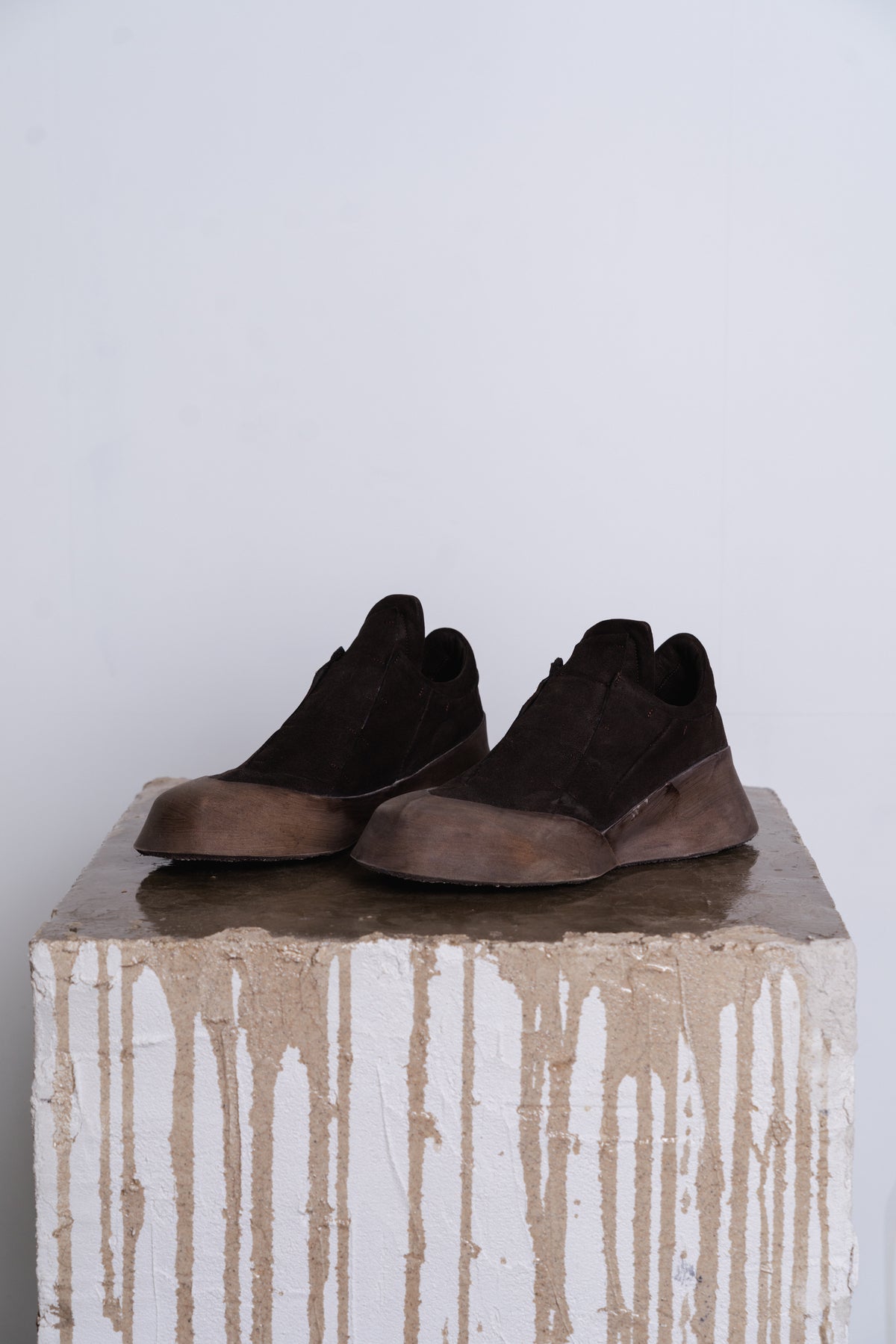 DISTORTION FEATHERWEIGHT LOW TOP SNEAKER