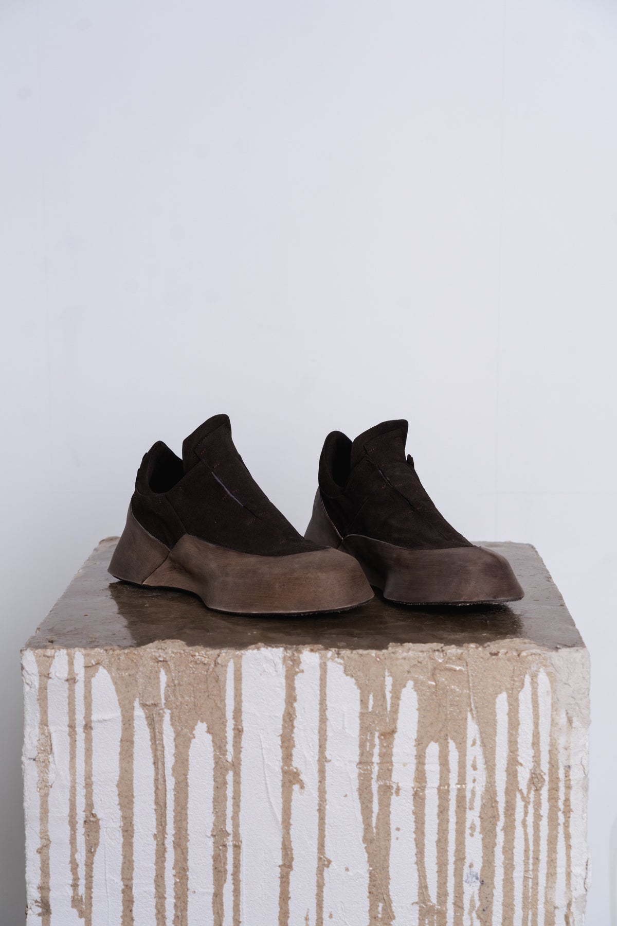 DISTORTION FEATHERWEIGHT LOW TOP SNEAKER