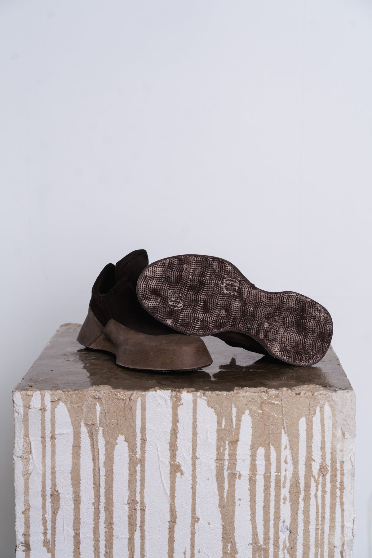 DISTORTION FEATHERWEIGHT LOW TOP SNEAKER