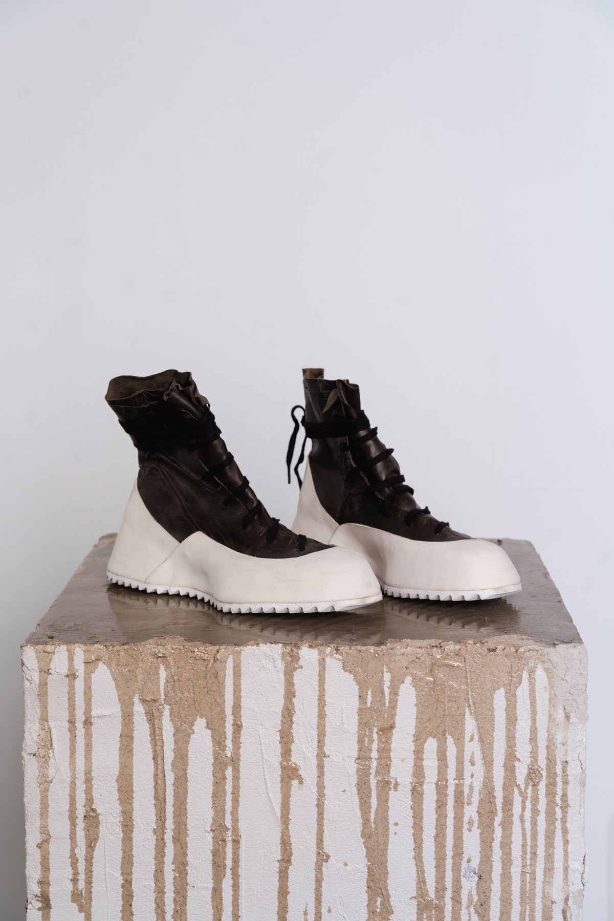 DISTORTION FEATHERWEIGHT HIGH TOP SNEAKER SHARK TOOTH