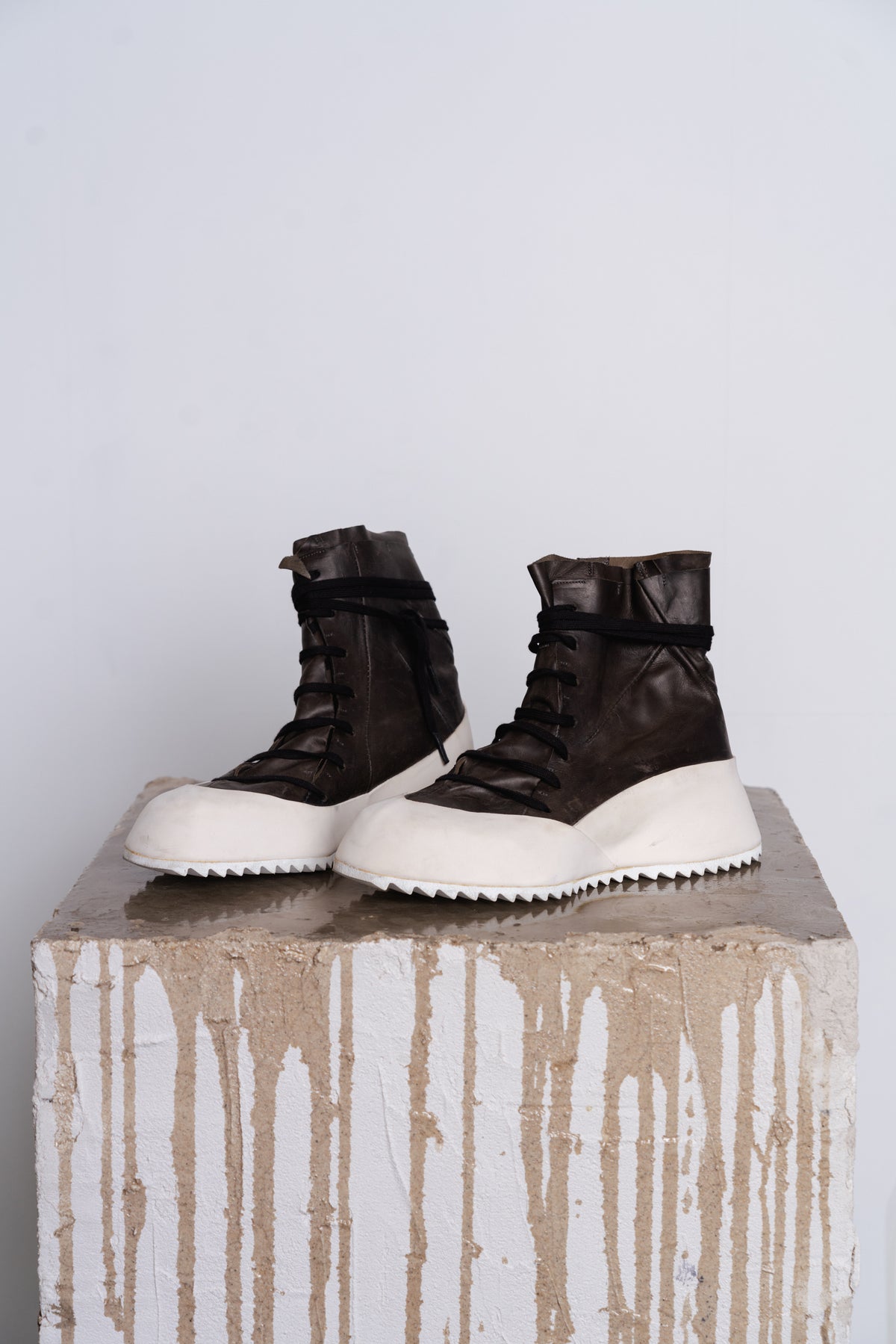 DISTORTION FEATHERWEIGHT HIGH TOP SNEAKER SHARK TOOTH