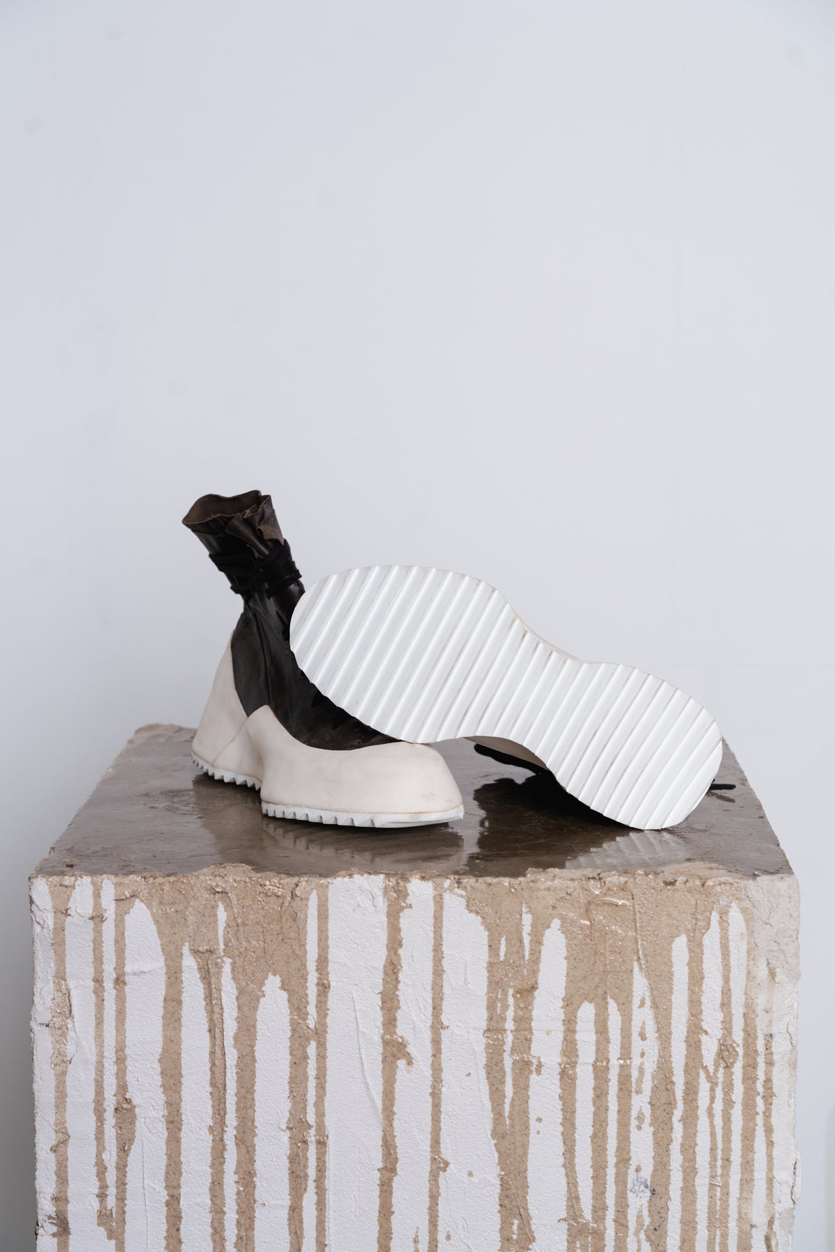 DISTORTION FEATHERWEIGHT HIGH TOP SNEAKER SHARK TOOTH