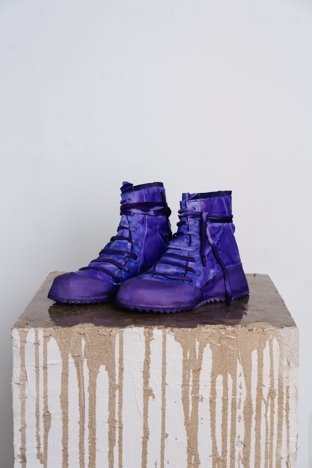 DISTORTION FEATHERWEIGHT HIGH TOP SNEAKER SHARK TOOTH