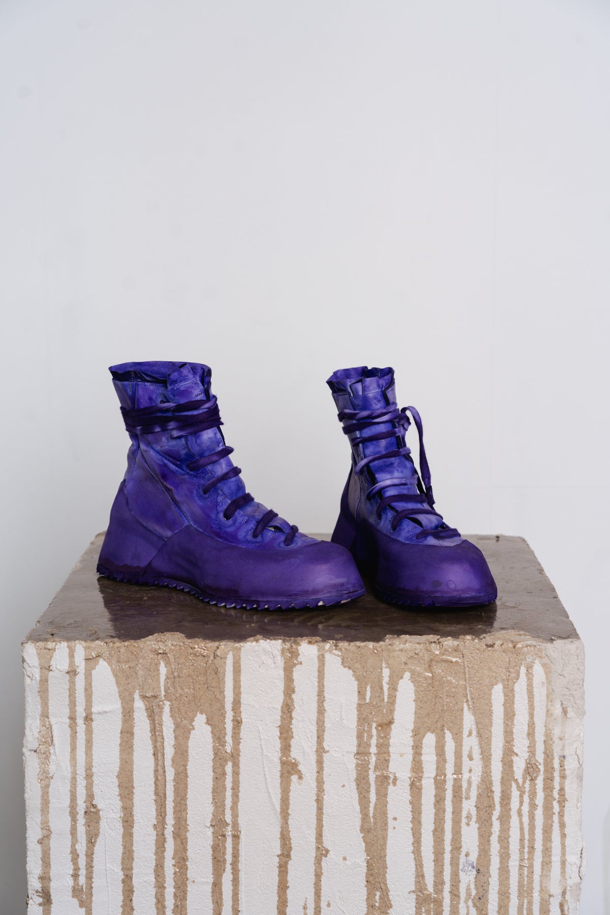 DISTORTION FEATHERWEIGHT HIGH TOP SNEAKER SHARK TOOTH