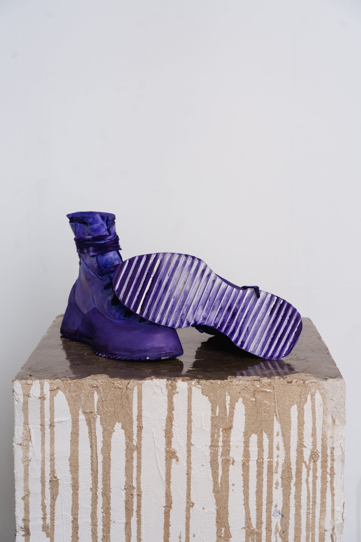 DISTORTION FEATHERWEIGHT HIGH TOP SNEAKER SHARK TOOTH