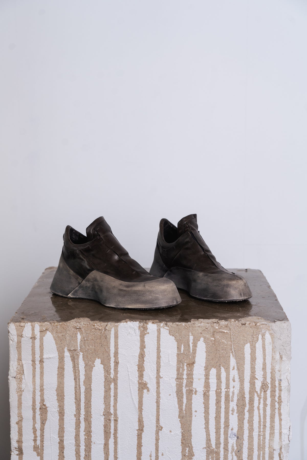 DISTORTION FEATHERWEIGHT LOW TOP SNEAKER
