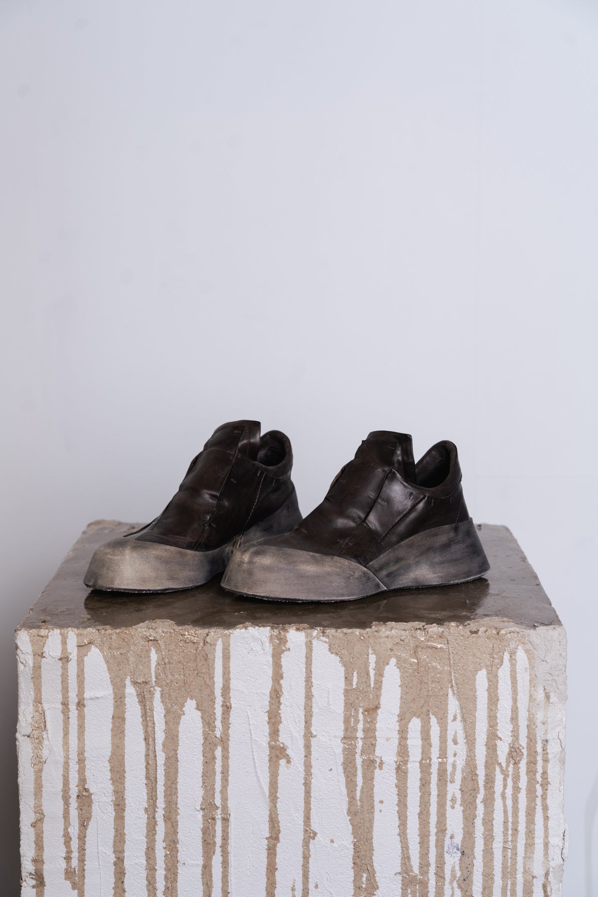 DISTORTION FEATHERWEIGHT LOW TOP SNEAKER