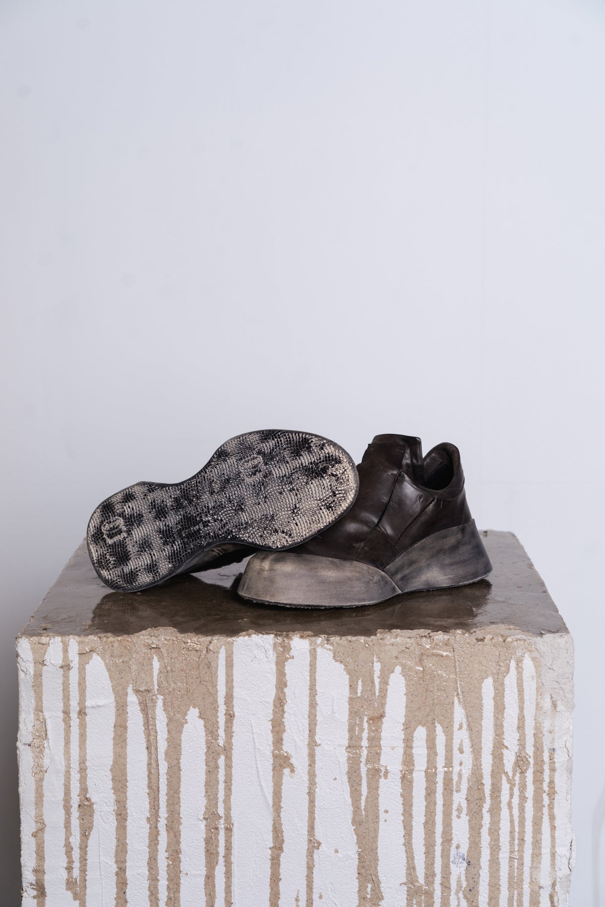 DISTORTION FEATHERWEIGHT LOW TOP SNEAKER