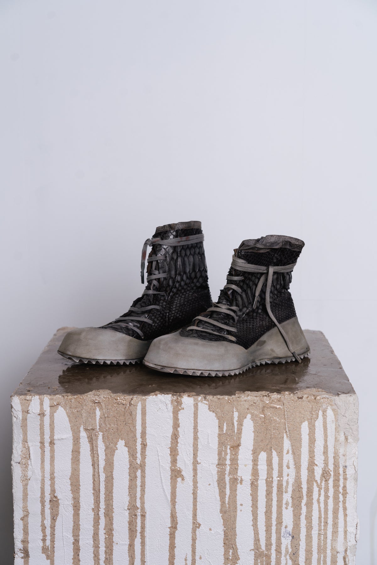 DISTORTION FEATHERWEIGHT HIGH TOP SNEAKER SHARK TOOTH