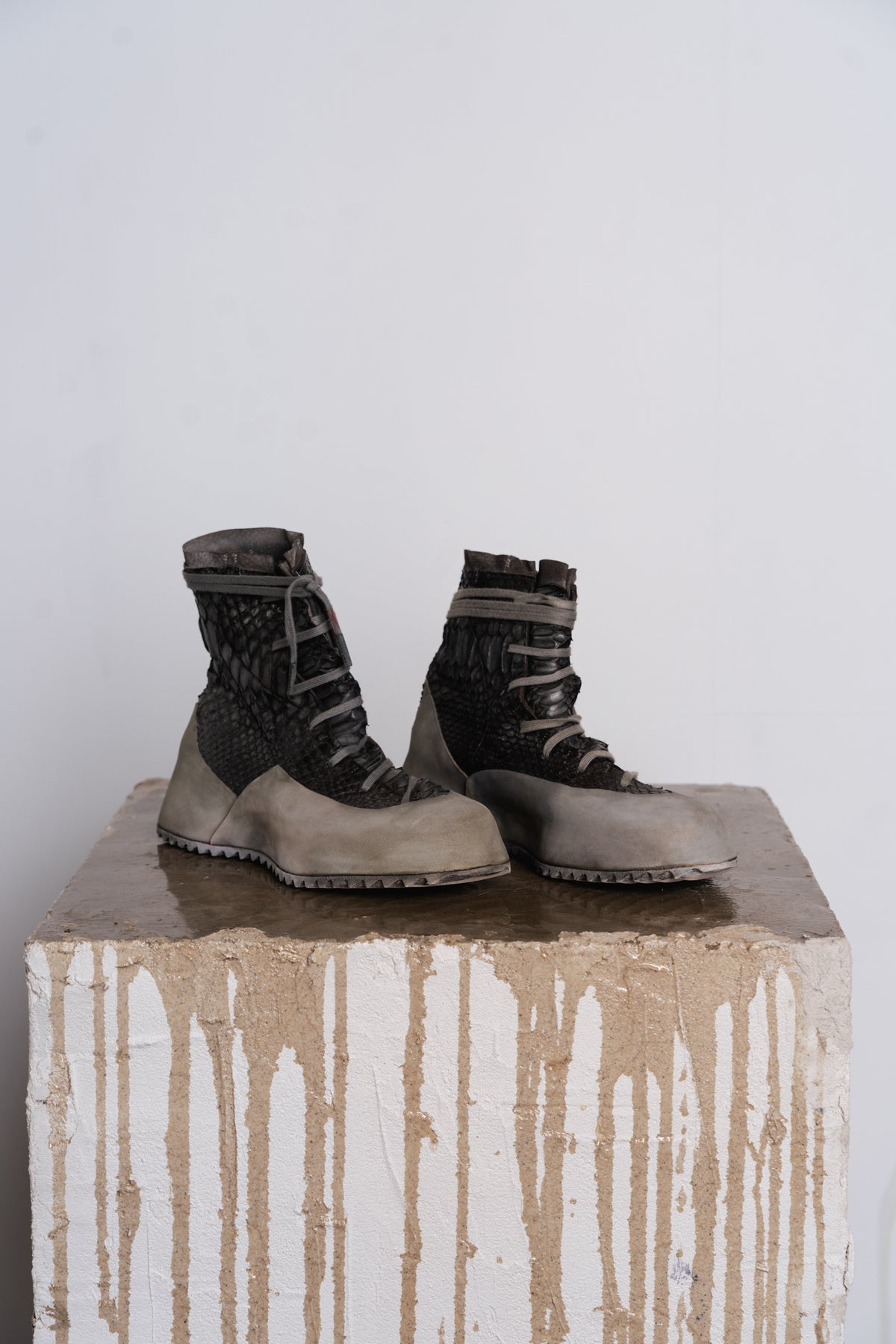DISTORTION FEATHERWEIGHT HIGH TOP SNEAKER SHARK TOOTH