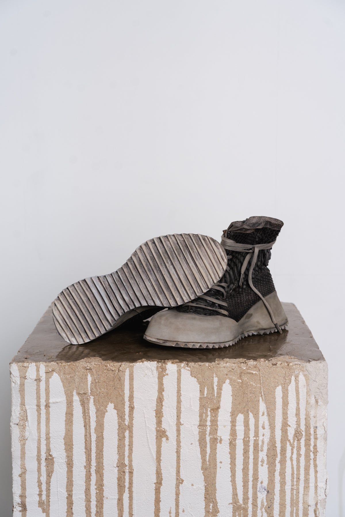 DISTORTION FEATHERWEIGHT HIGH TOP SNEAKER SHARK TOOTH