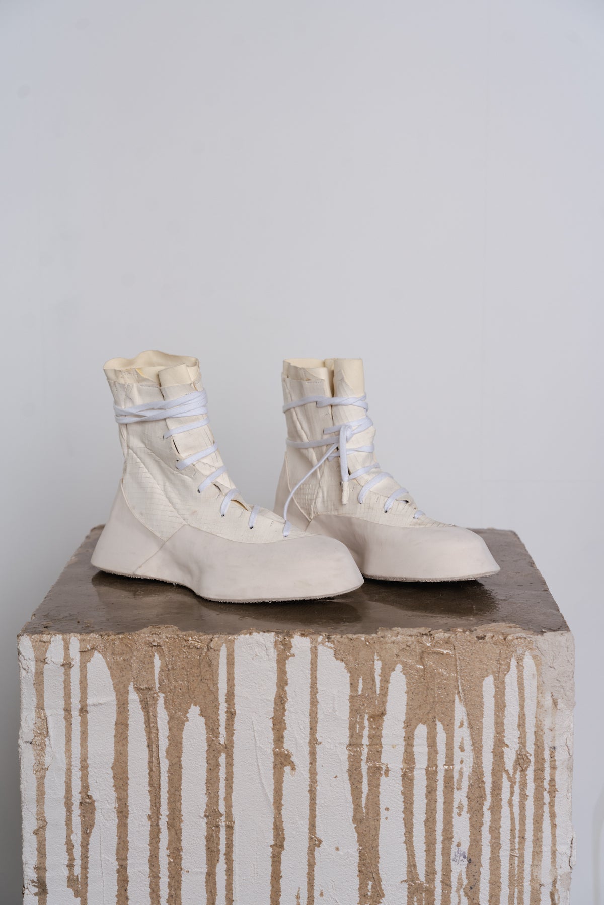 DISTORTION FEATHERWEIGHT HIGH TOP SNEAKER