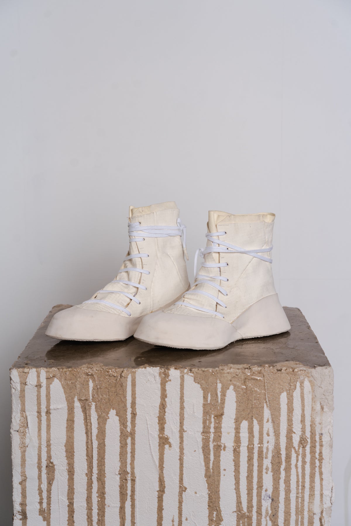 DISTORTION FEATHERWEIGHT HIGH TOP SNEAKER