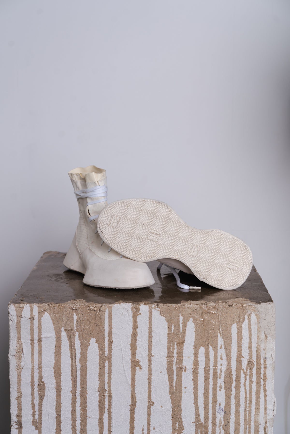 DISTORTION FEATHERWEIGHT HIGH TOP SNEAKER