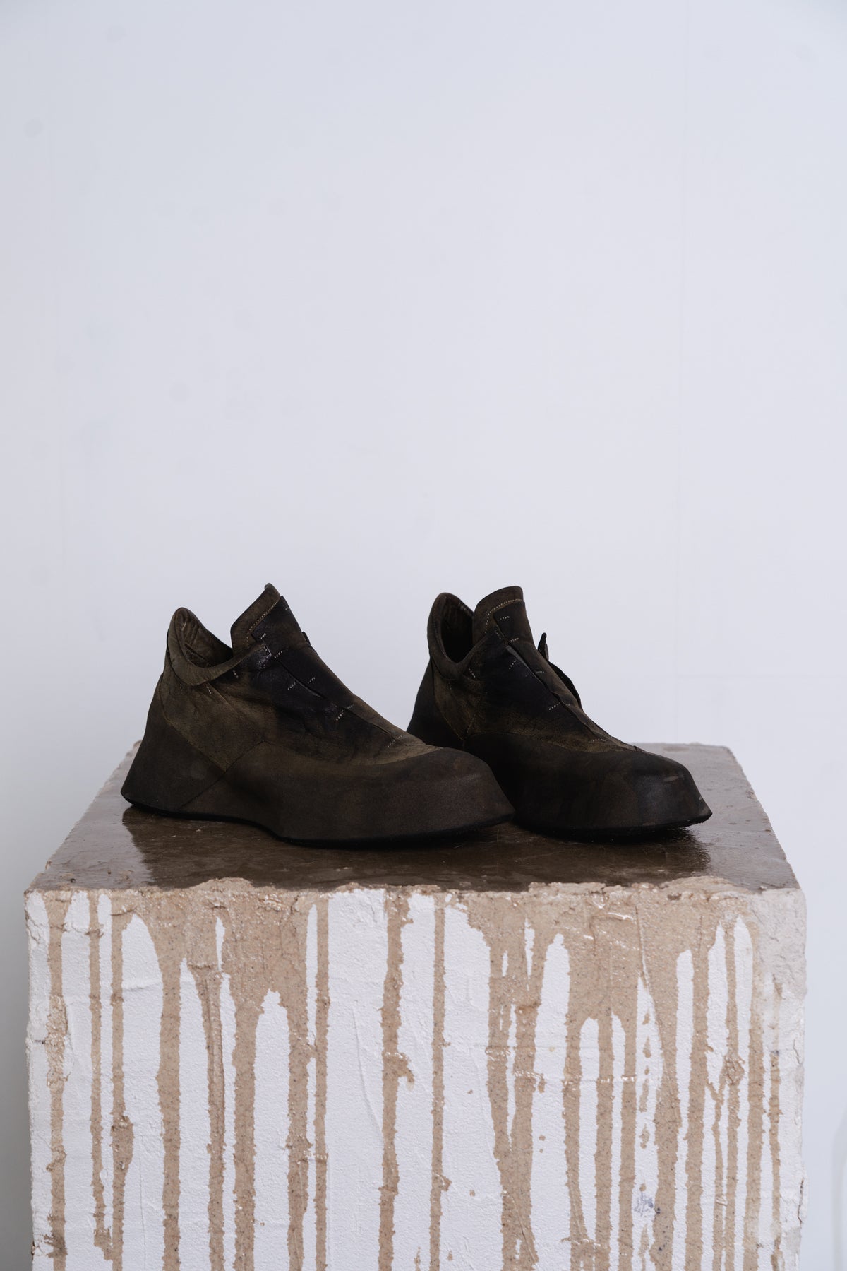 DISTORTION FEATHERWEIGHT LOW TOP SNEAKER