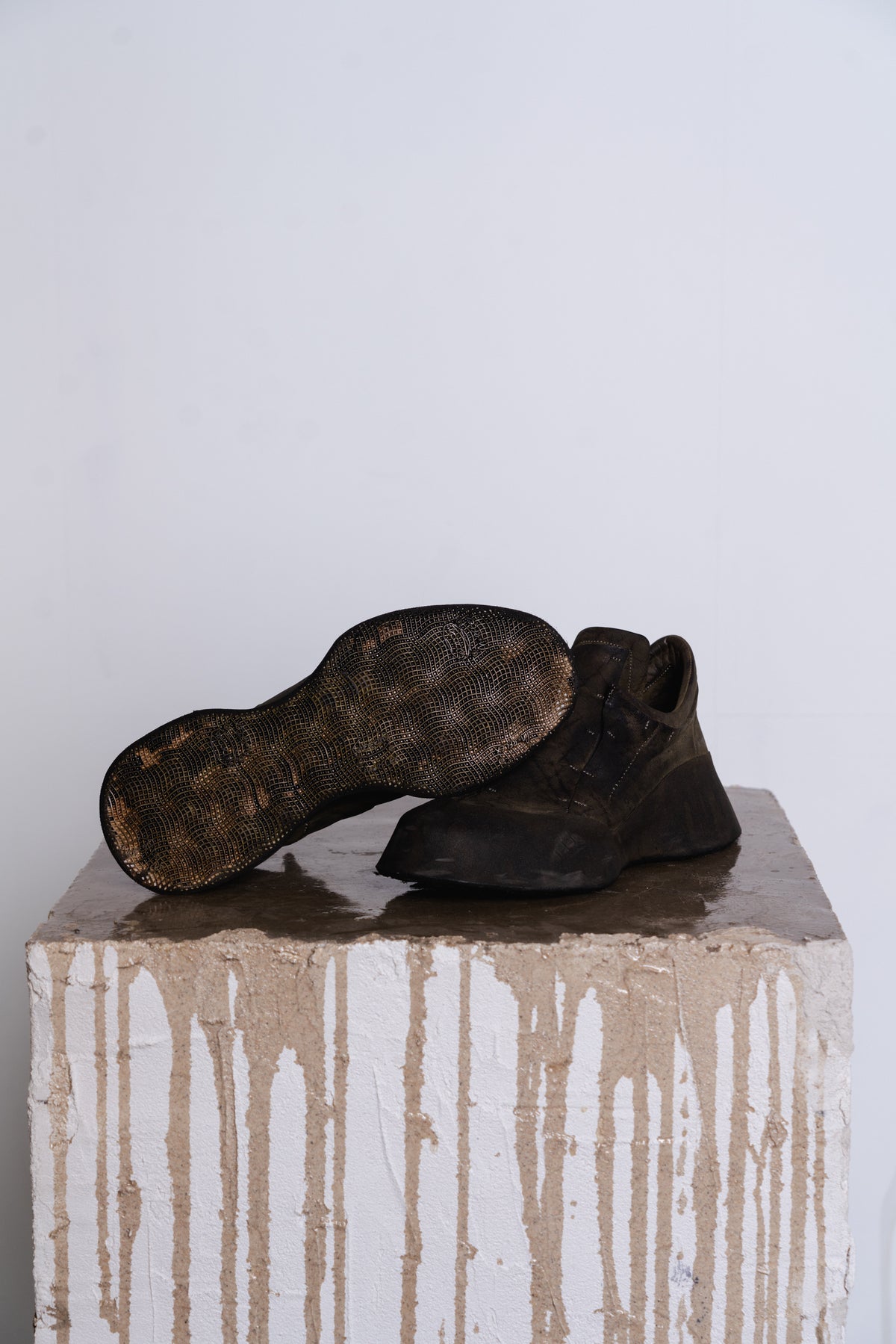 DISTORTION FEATHERWEIGHT LOW TOP SNEAKER