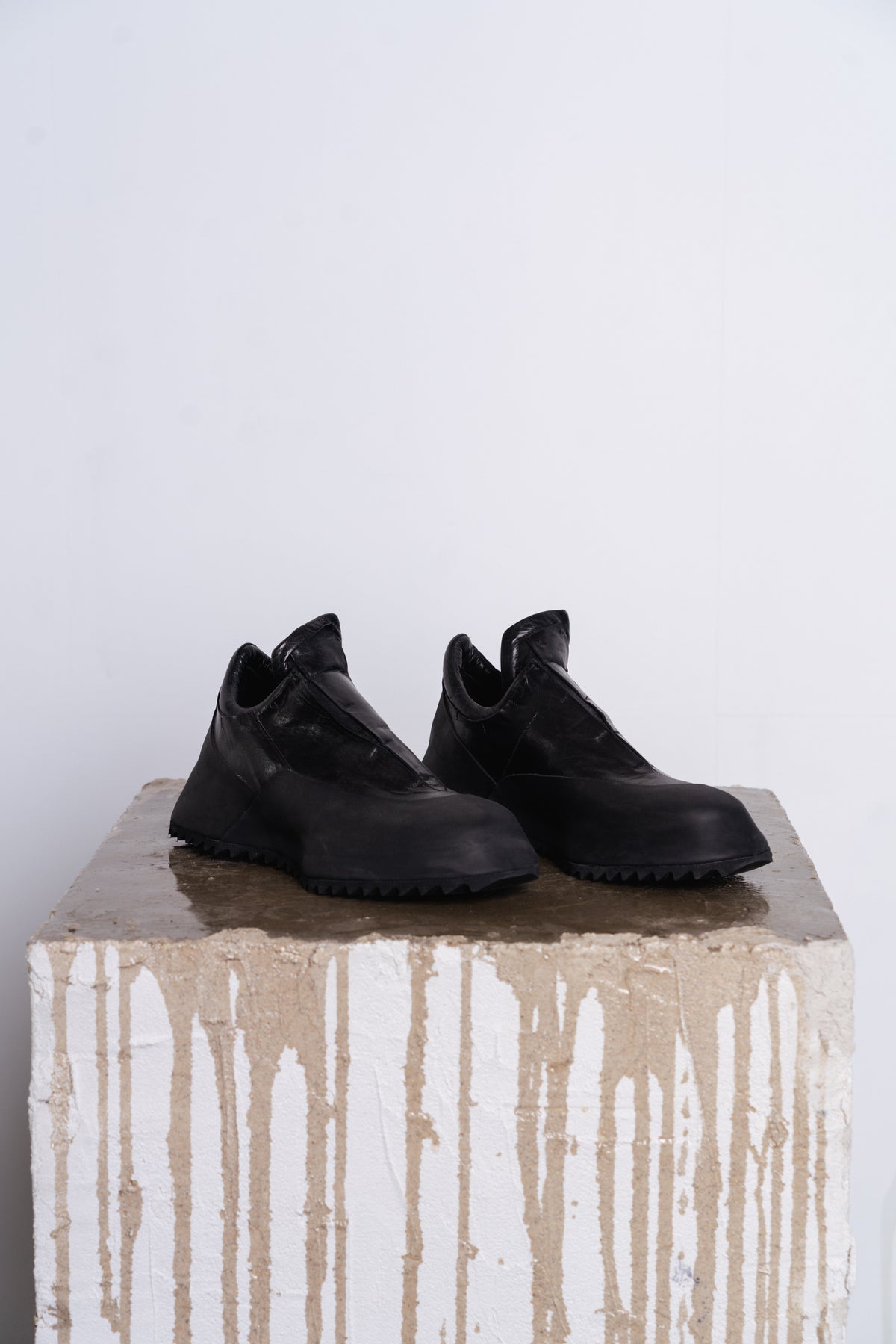 DISTORTION FEATHERWEIGHT LOW TOP SNEAKER SHARK TOOTH