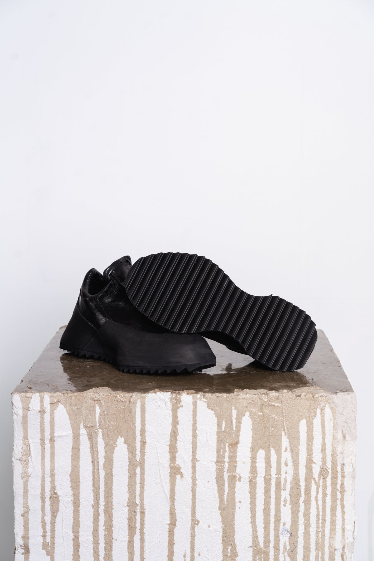 DISTORTION FEATHERWEIGHT LOW TOP SNEAKER SHARK TOOTH