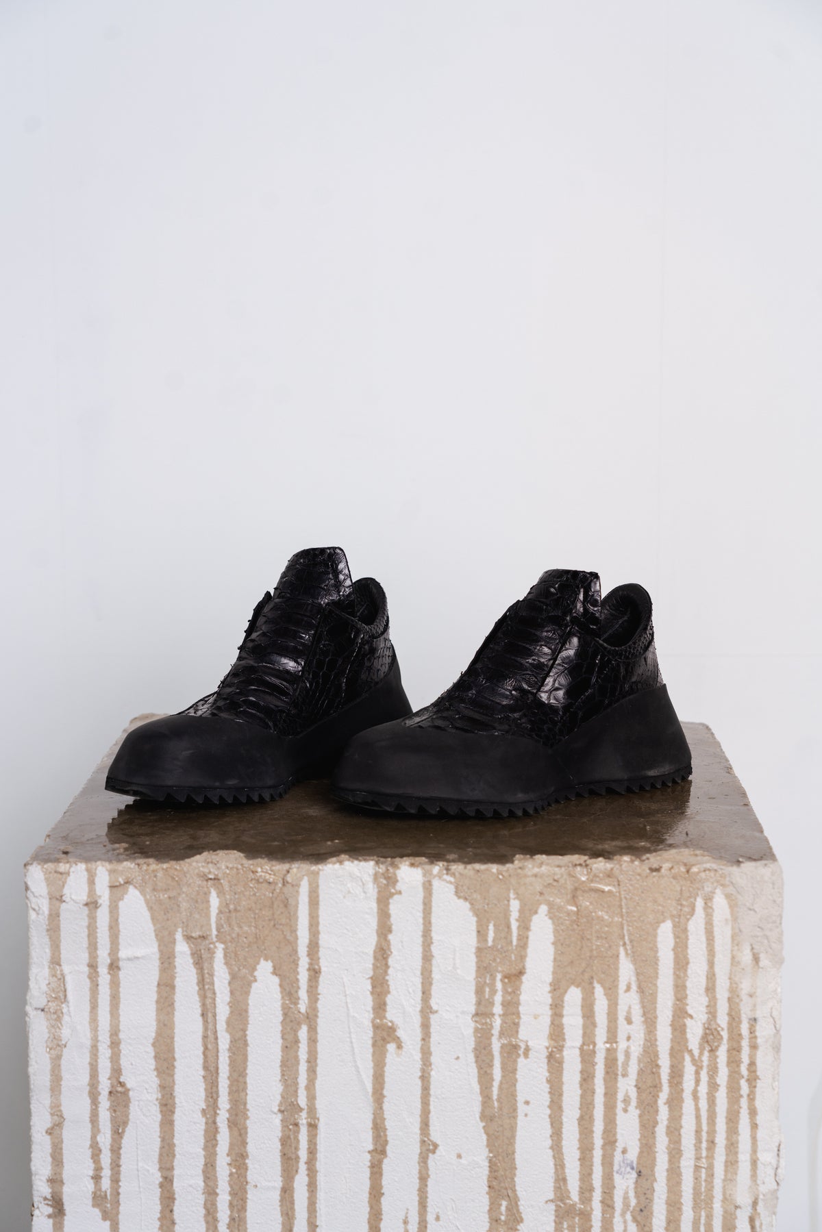 DISTORTION FEATHERWEIGHT LOW TOP SNEAKER SHARK TOOTH