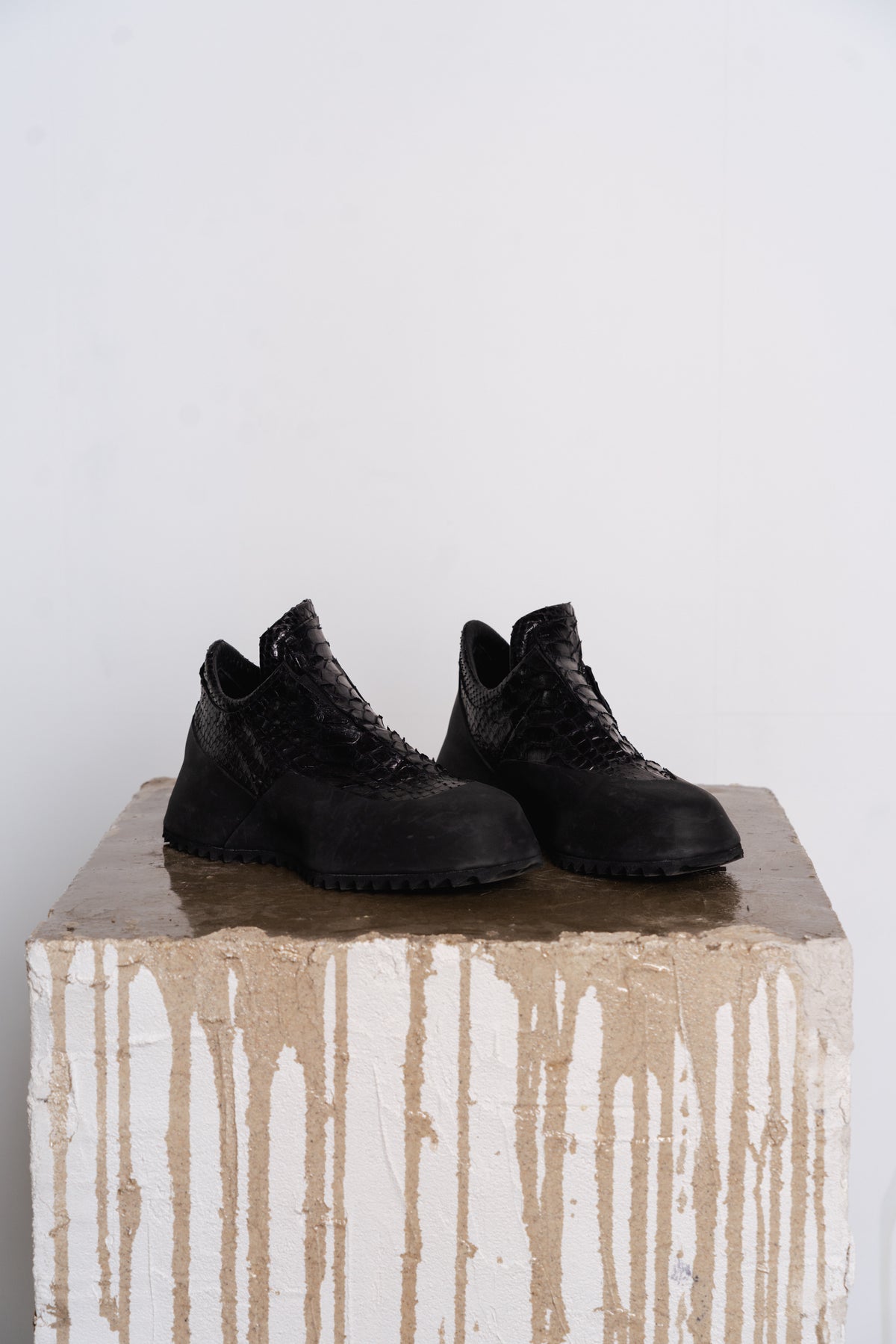 DISTORTION FEATHERWEIGHT LOW TOP SNEAKER SHARK TOOTH