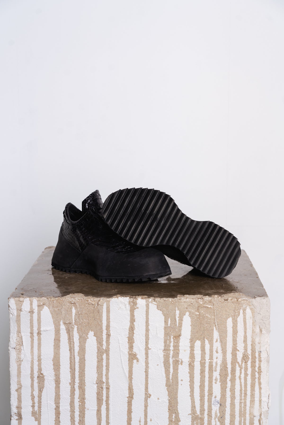 DISTORTION FEATHERWEIGHT LOW TOP SNEAKER SHARK TOOTH