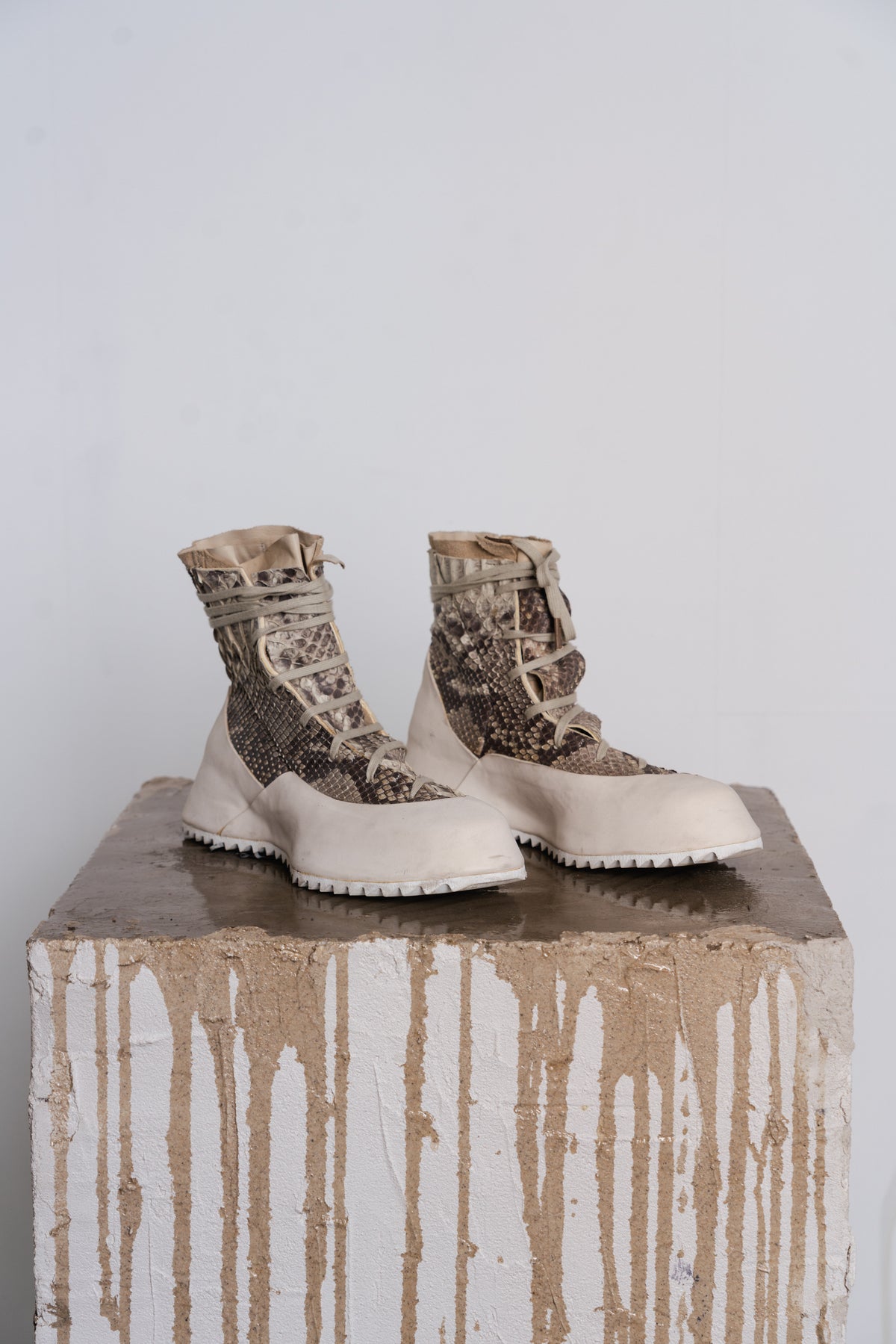 DISTORTION FEATHERWEIGHT HIGH TOP SNEAKER SHARK TOOTH