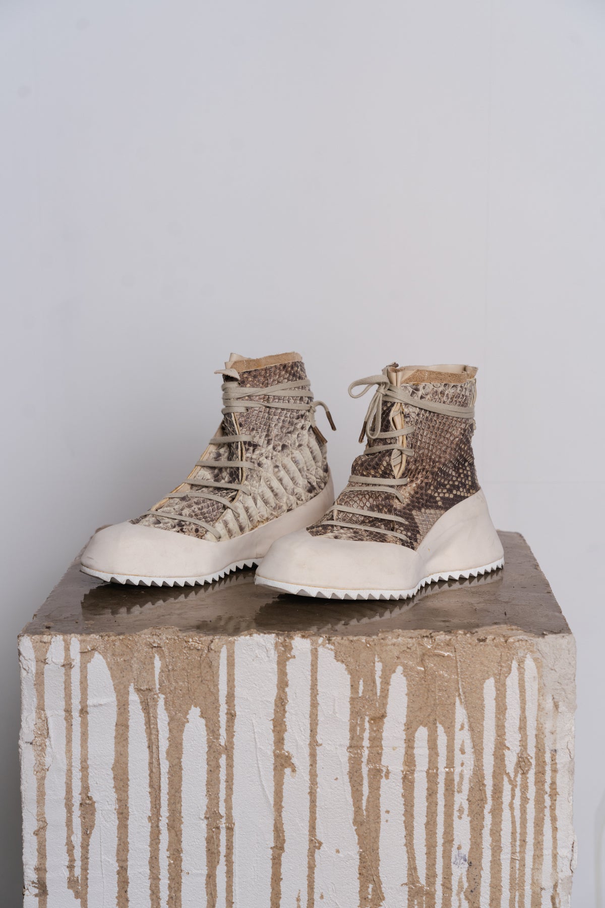 DISTORTION FEATHERWEIGHT HIGH TOP SNEAKER SHARK TOOTH