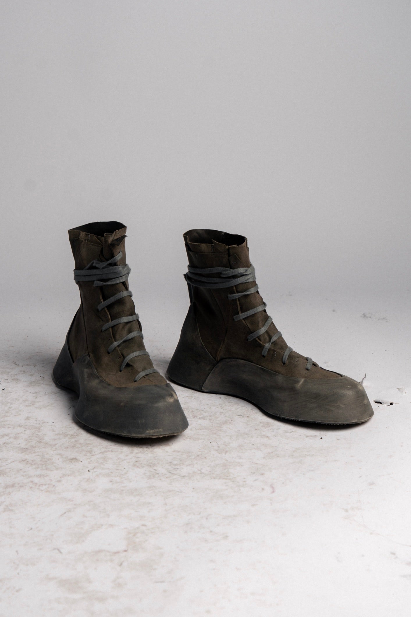 DISTORTION FEATHERWEIGHT HIGH TOP SNEAKER