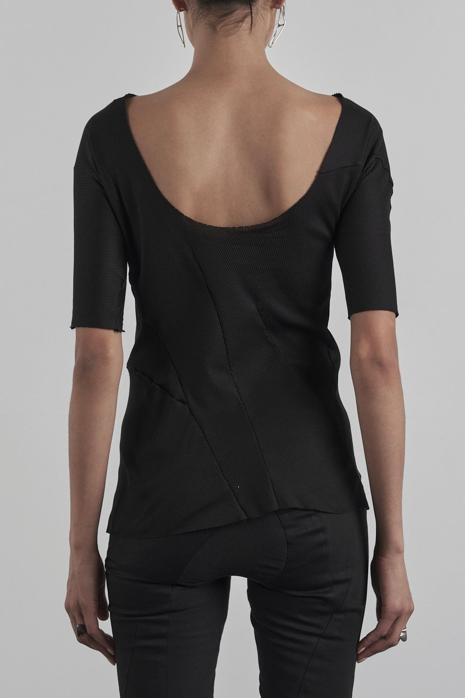DISTORTION LOW BACK T-SHIRT – T-Shirt, LEON EMANUEL BLANCK