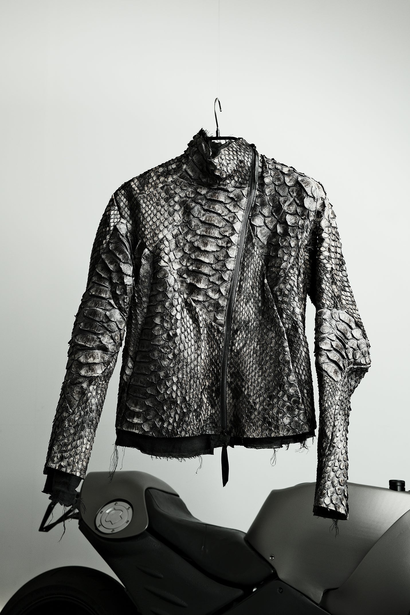 DISTORTION PYTHON – Apparel, LEON EMANUEL BLANCK
