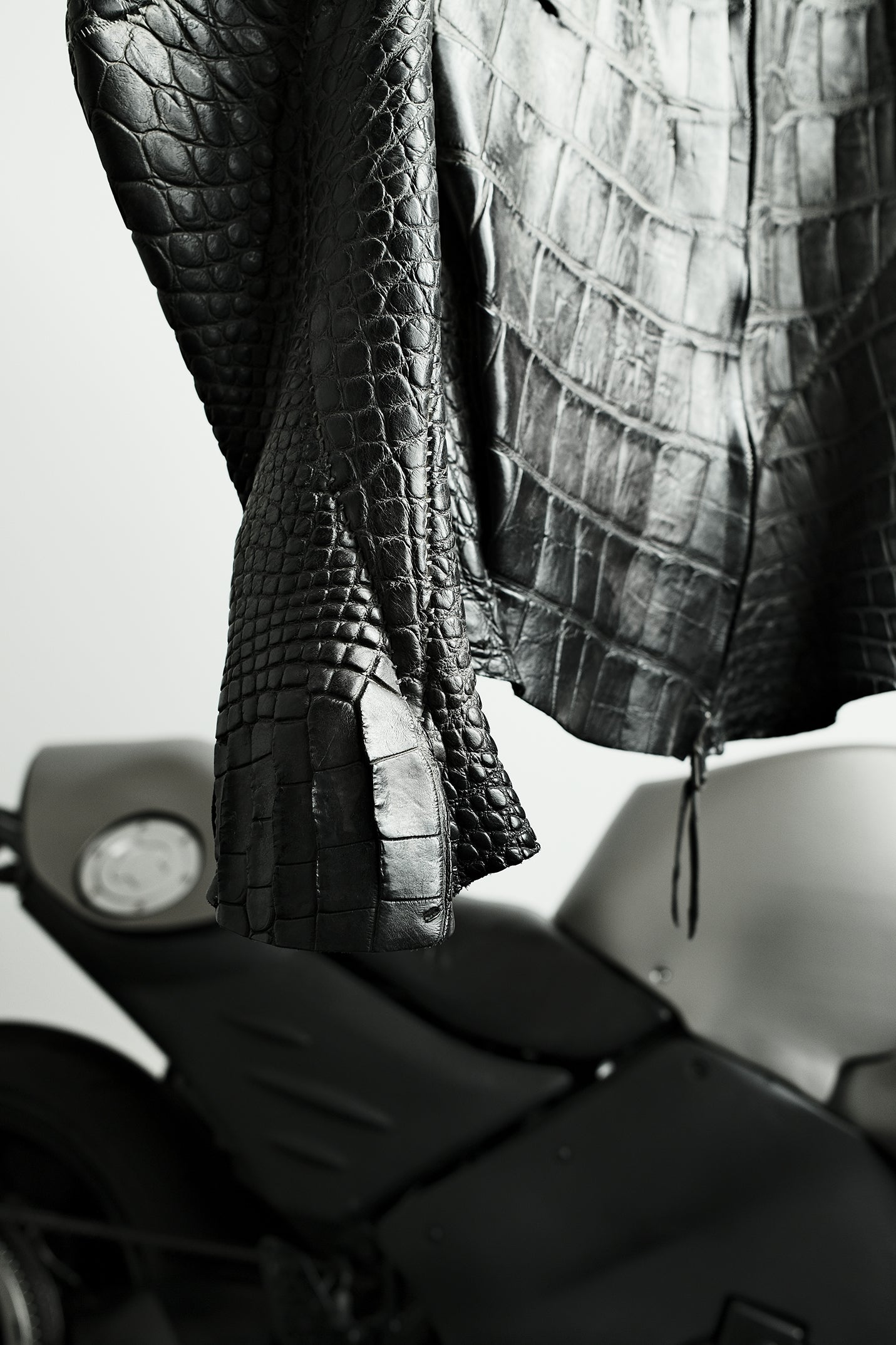 DISTORTION ALLIGATOR – Apparel, LEON EMANUEL BLANCK