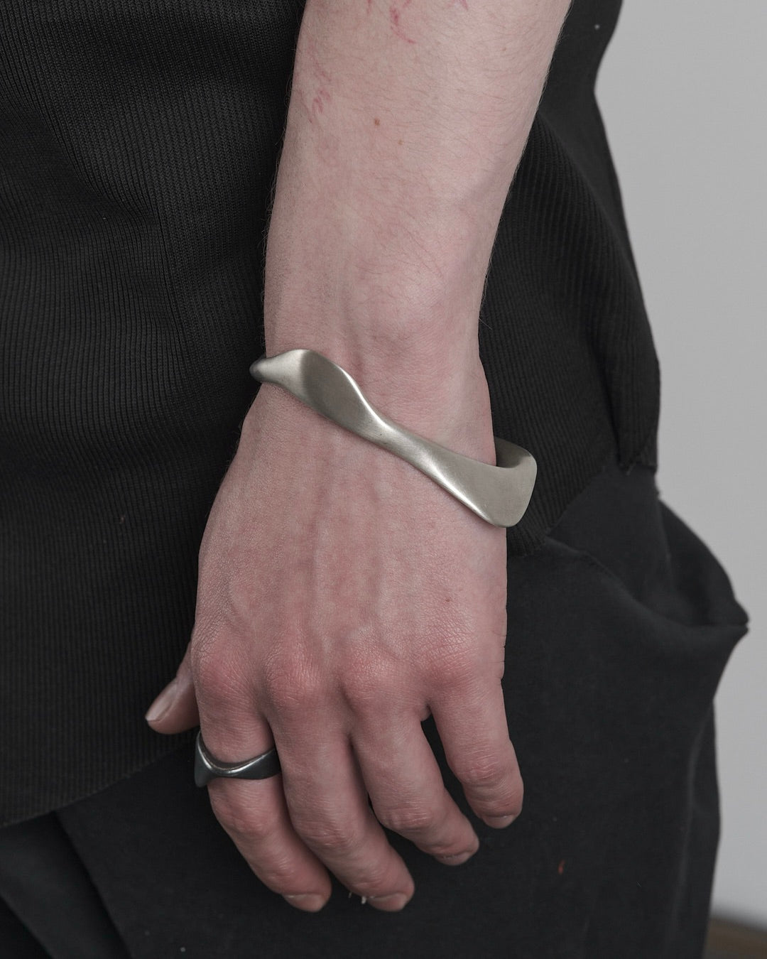 LIQUID CUFF – Cuff, LEON EMANUEL BLANCK