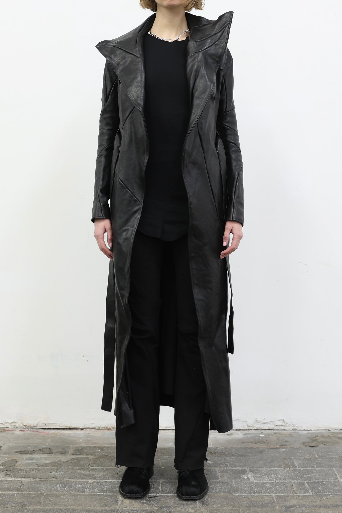 DISTORTION BELTED CURVED COAT