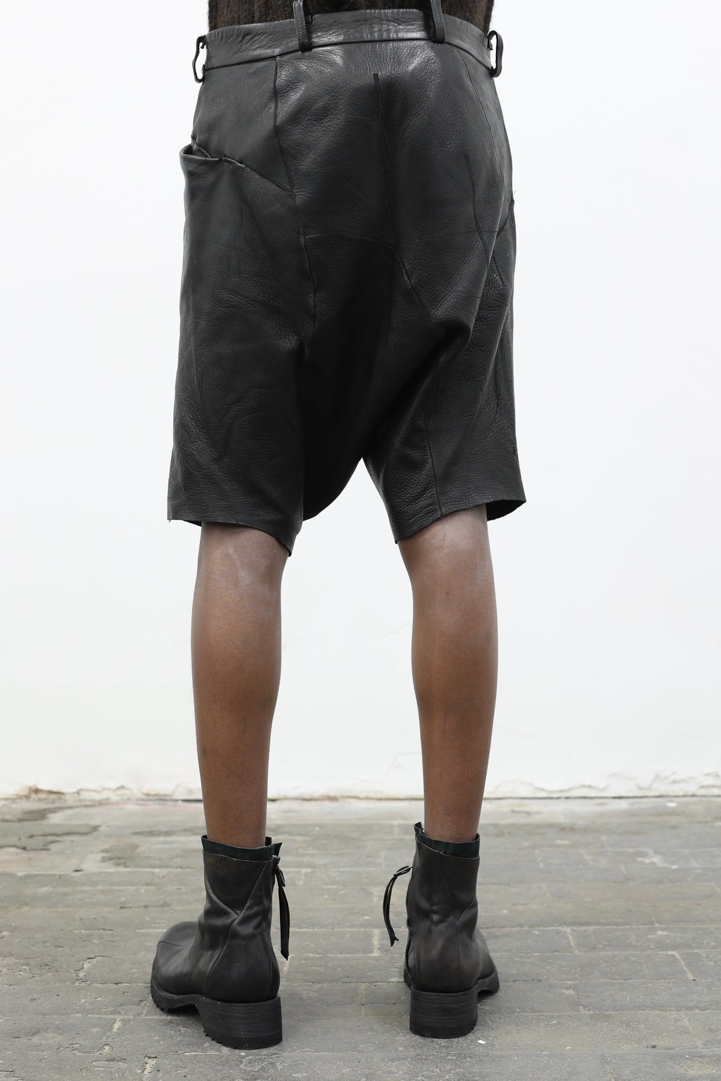 DISTORTION DROP CROTCH SHORT PANTS