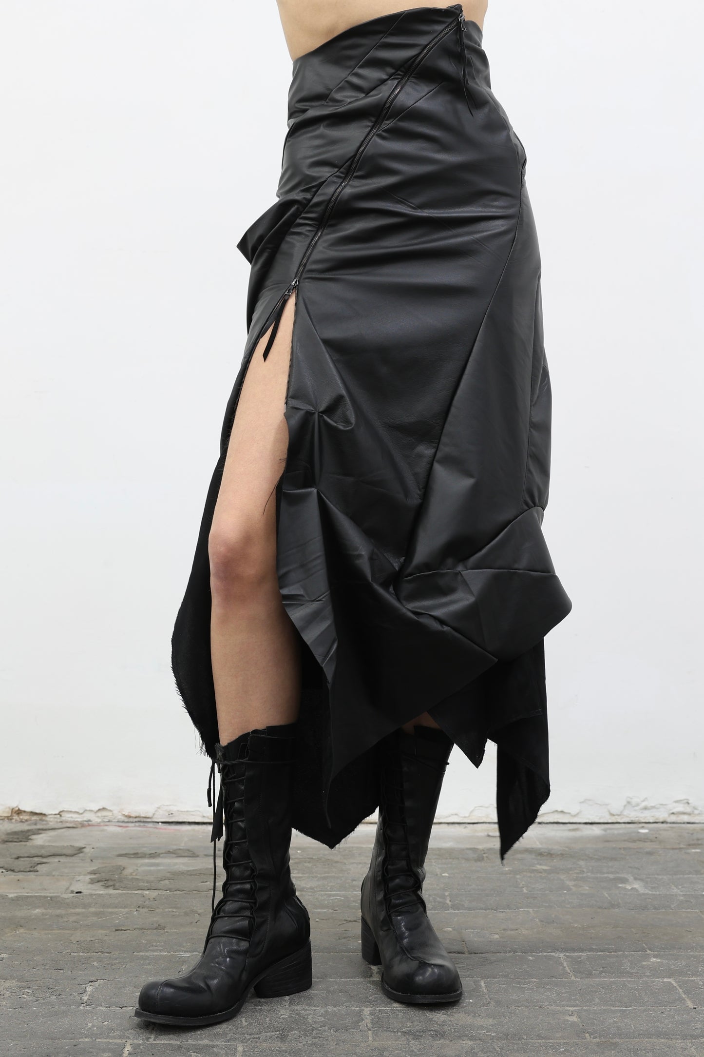 DISTORTION KNEE SKIRT