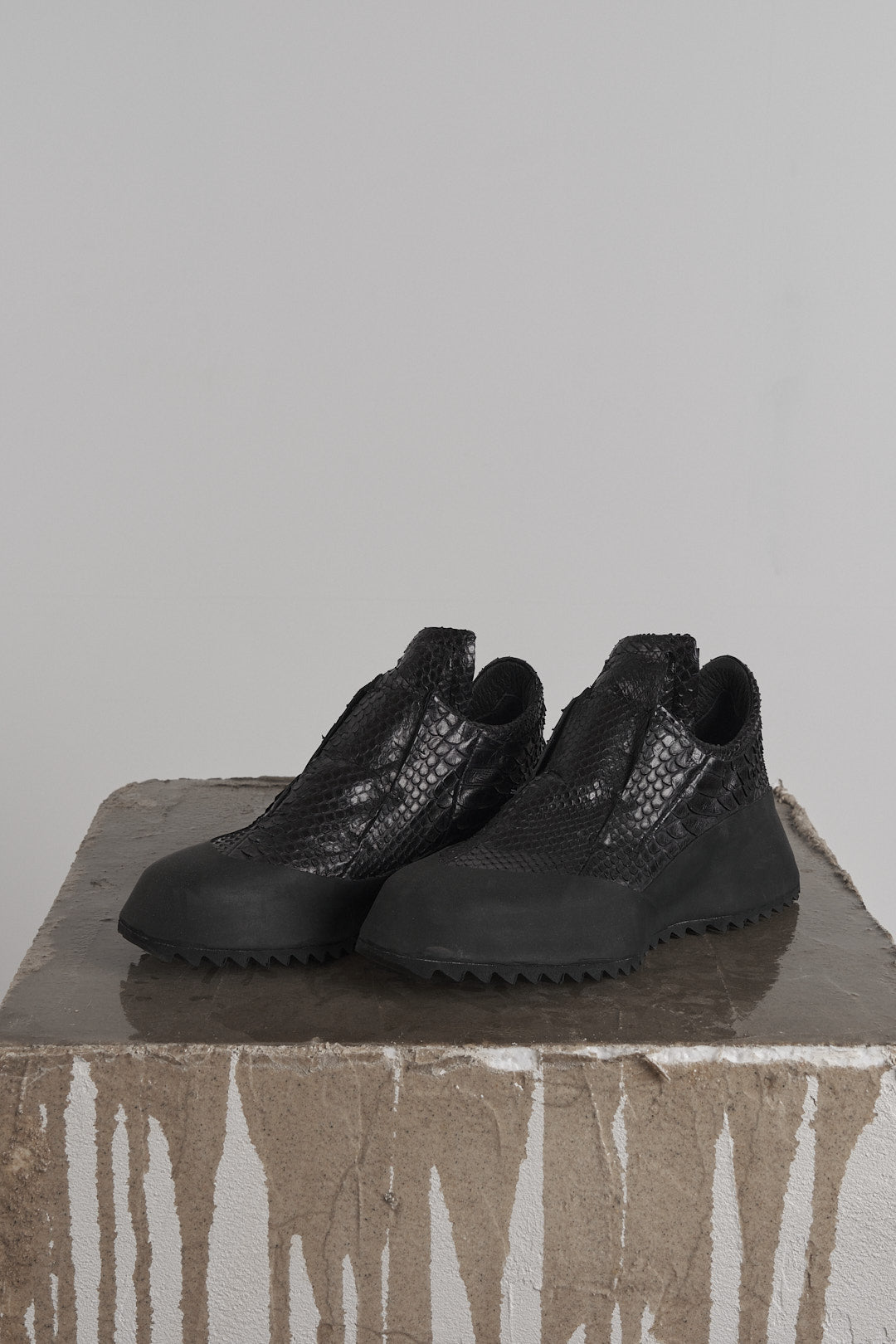 DISTORTION FEATHERWEIGHT LOW TOP SNEAKER – Sneaker, LEON EMANUEL BLANCK