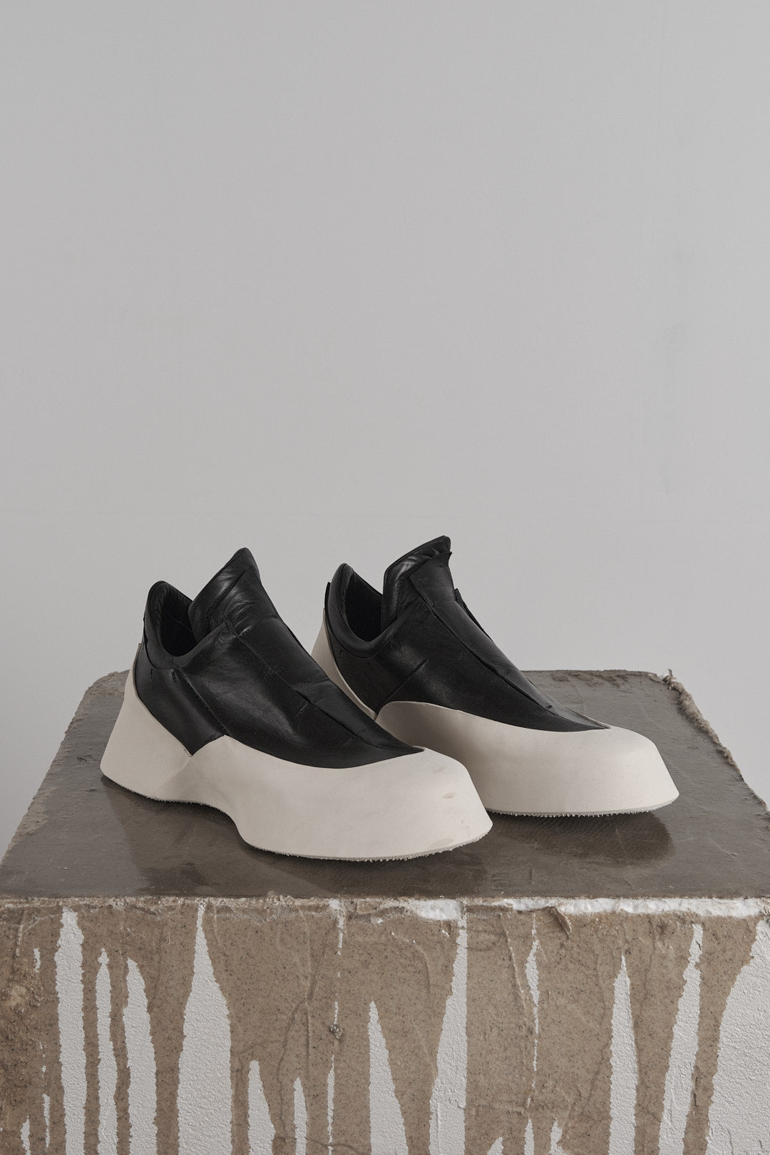 DISTORTION FEATHERWEIGHT LOW TOP SNEAKER – Sneaker, LEON EMANUEL BLANCK