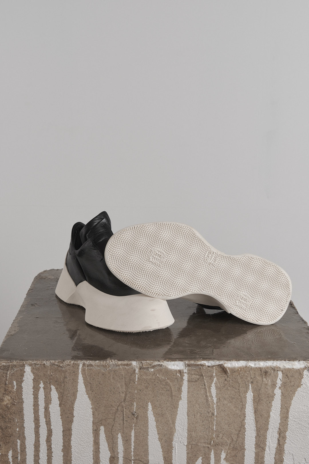 DISTORTION FEATHERWEIGHT LOW TOP SNEAKER – Sneaker, LEON EMANUEL BLANCK