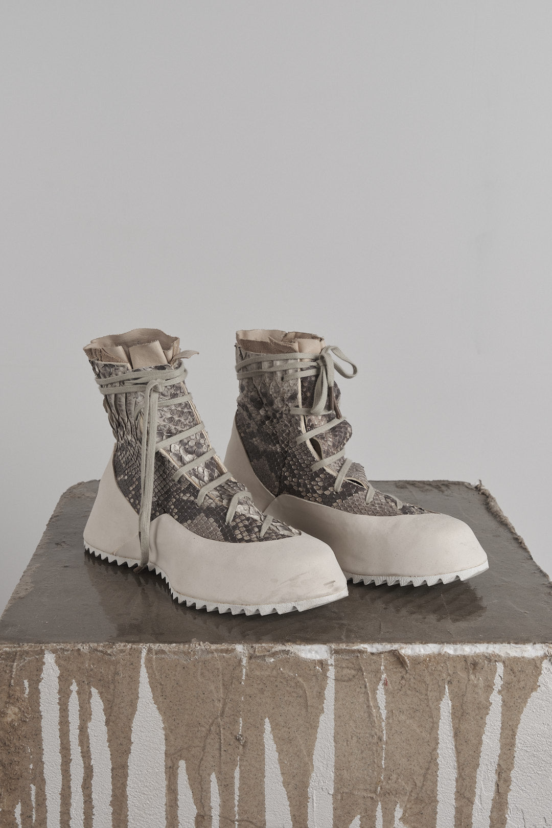 DISTORTION FEATHERWEIGHT HIGH TOP SNEAKER – Sneaker, LEON EMANUEL BLANCK