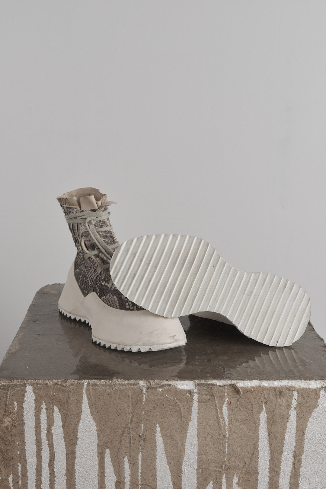 DISTORTION FEATHERWEIGHT HIGH TOP SNEAKER – Sneaker, LEON EMANUEL BLANCK